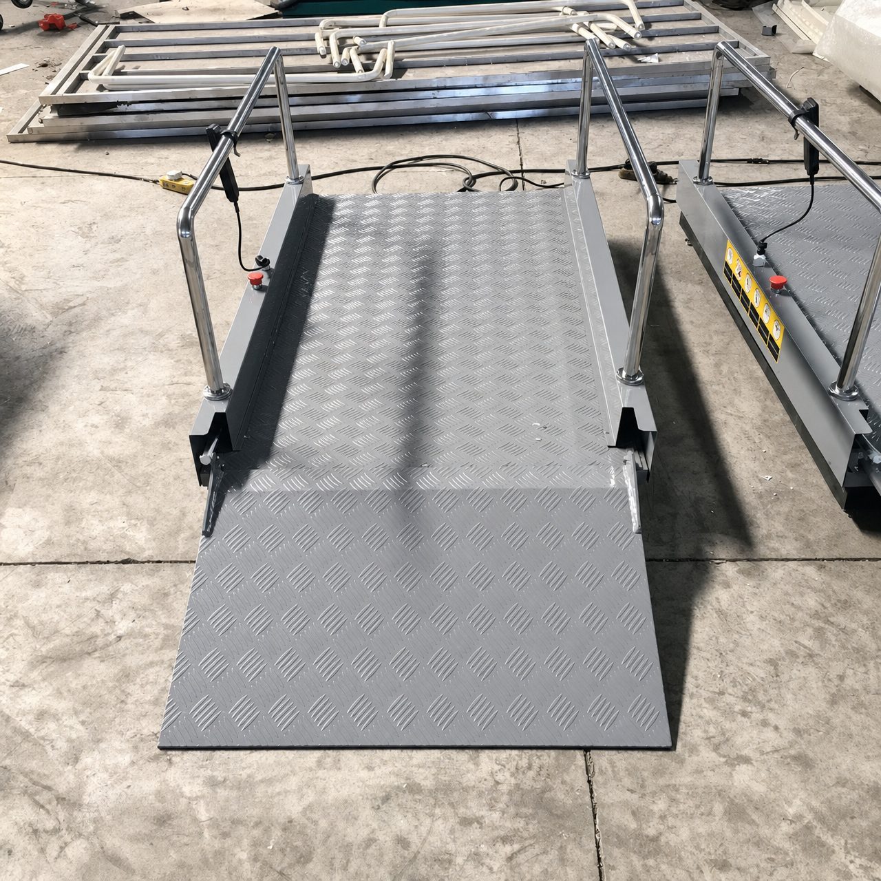 Portable vertical platform lift — photo 3
