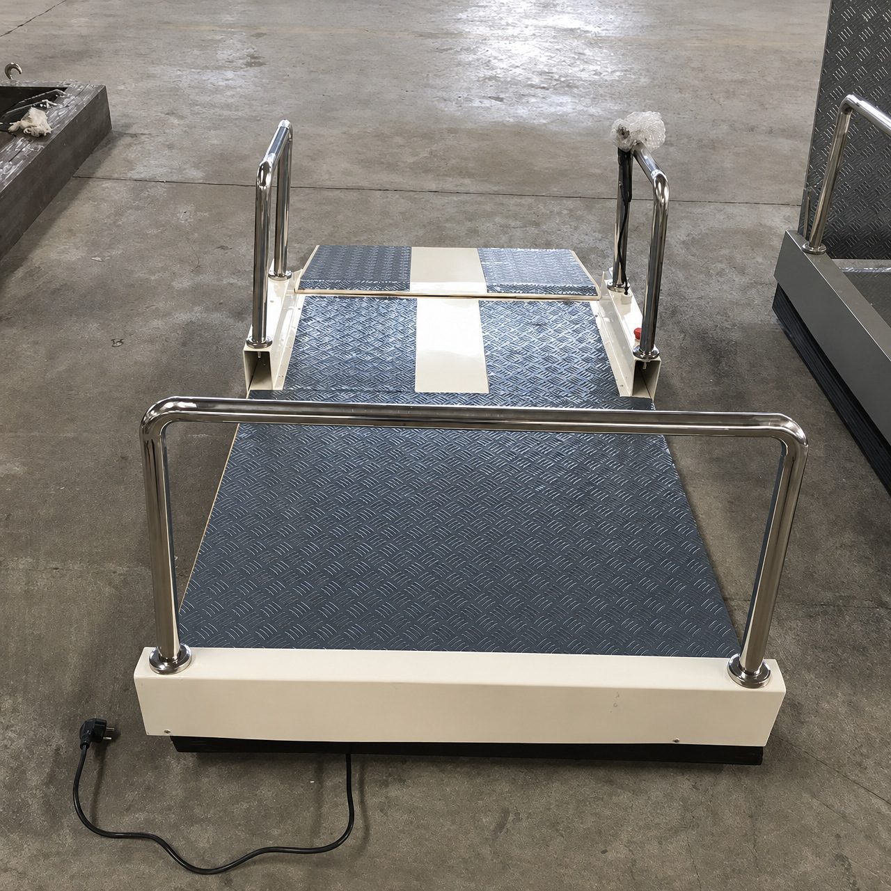Portable vertical platform lift — photo 14