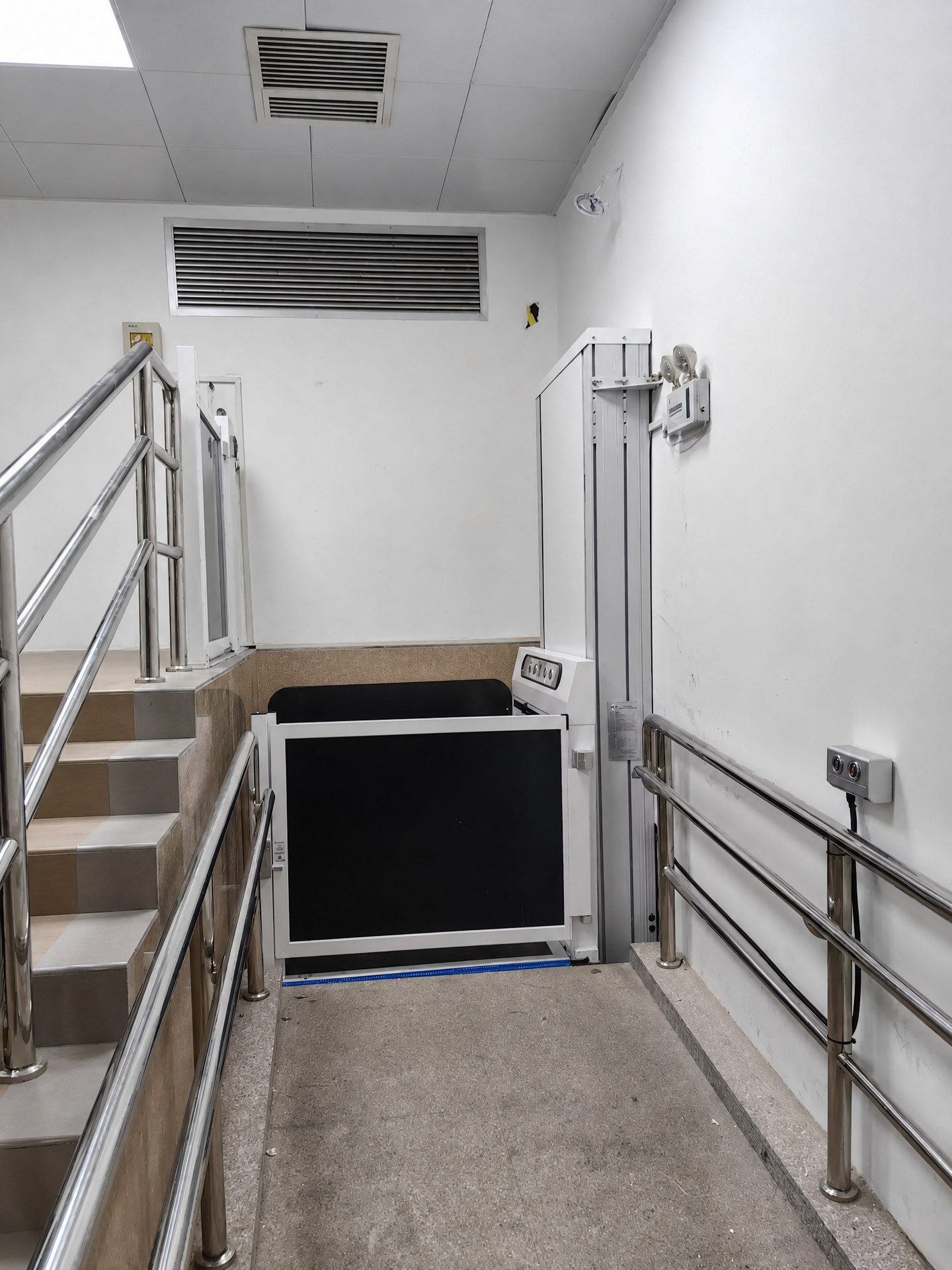 Uplift vertical platform lift — photo 3
