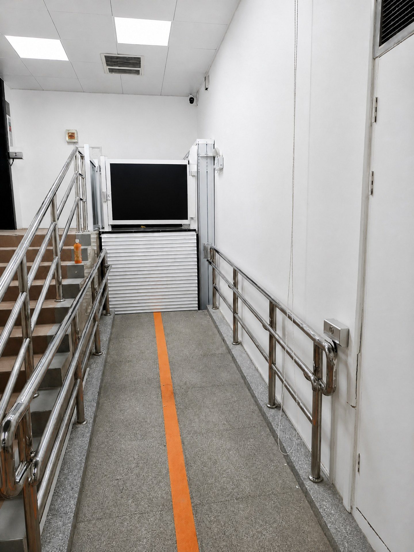 Uplift vertical platform lift — photo 4