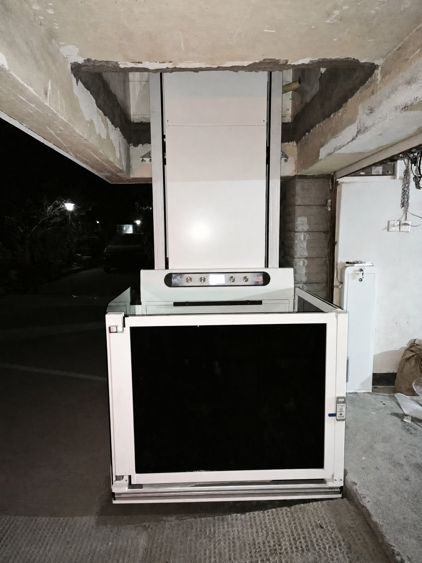 Uplift vertical platform lift — photo 6