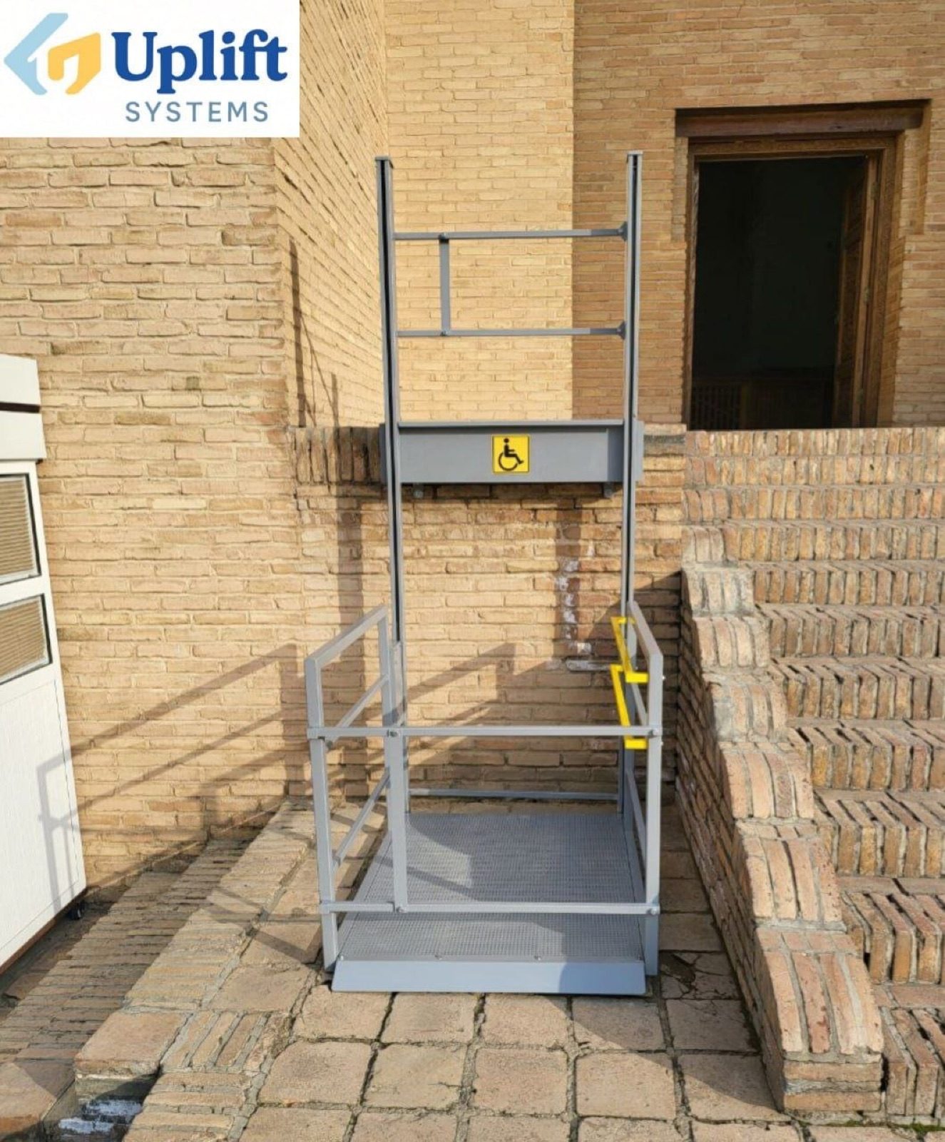 V3 vertical platform lift — photo 3