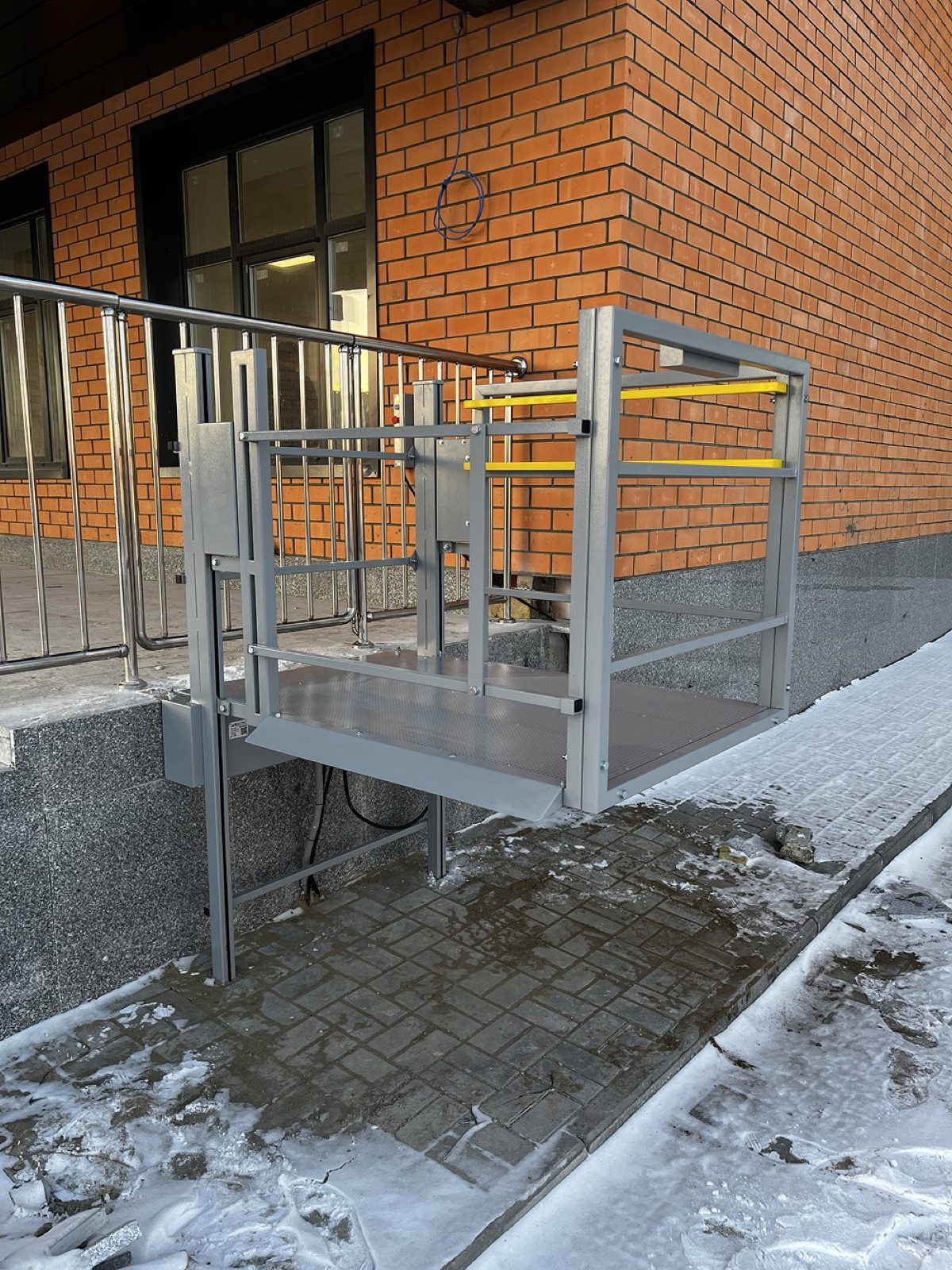 V3 vertical platform lift — photo 4