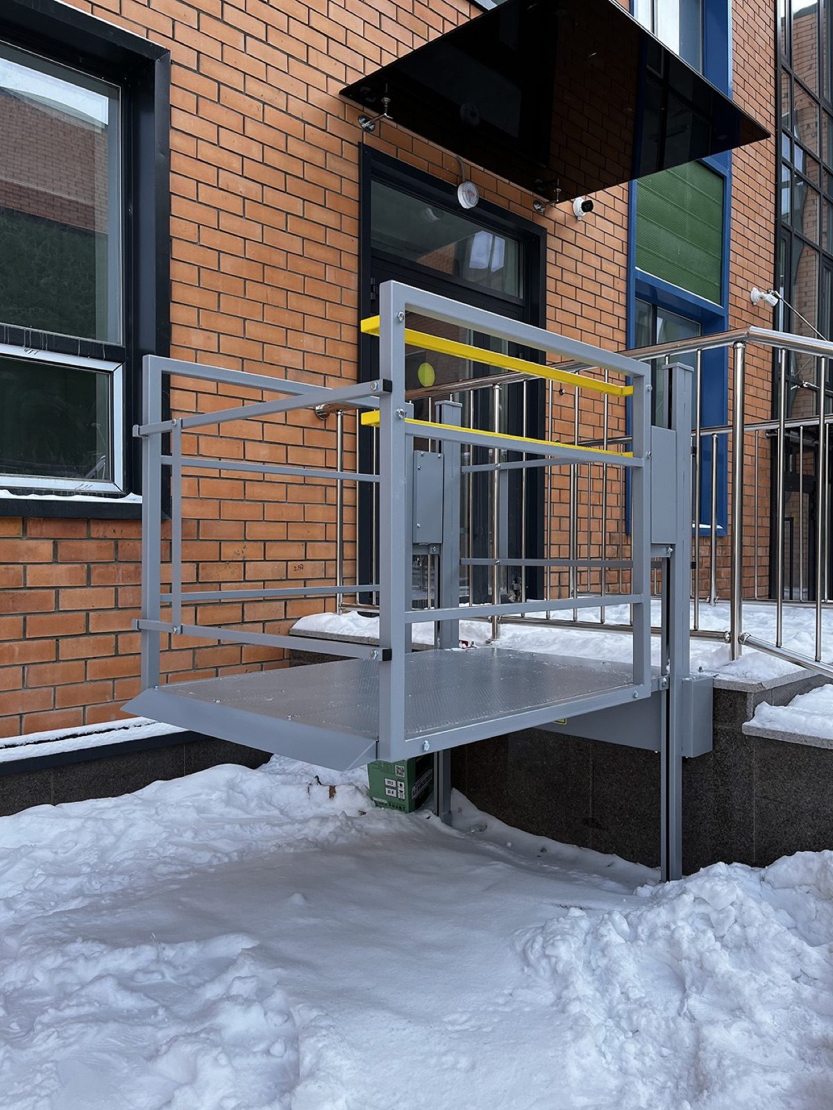 V3 vertical platform lift — photo 5