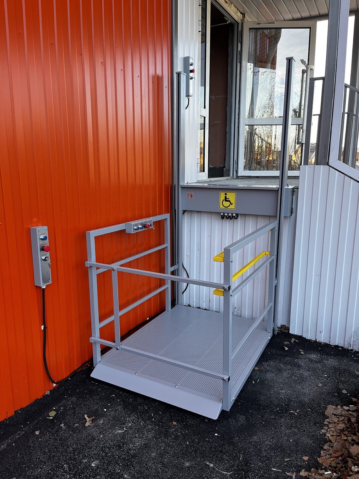 V3 vertical platform lift — photo 6